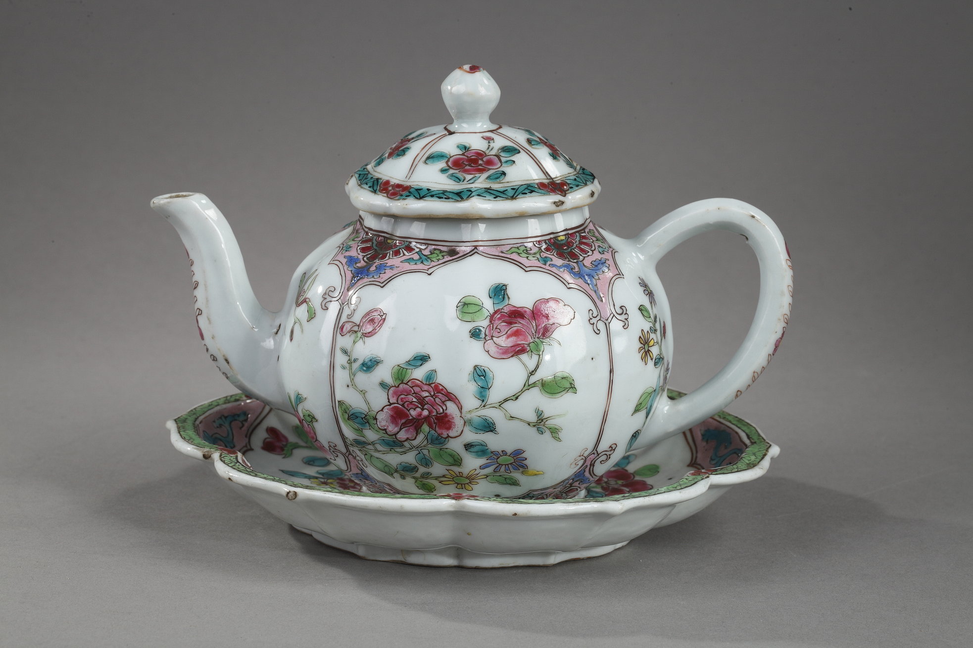 Teapot and pattipan porcelain Famille rose decorated with flowers